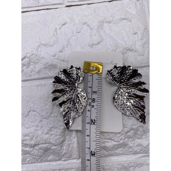 Fashion Jewelry Women’s Leaf Shape Earrings Sliver Tone Studs - Picture 3 of 6